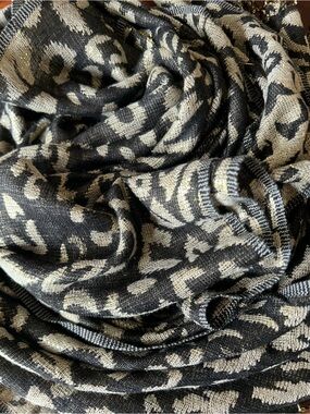 Mix Nouveau scarf leopard print 20” by 17”